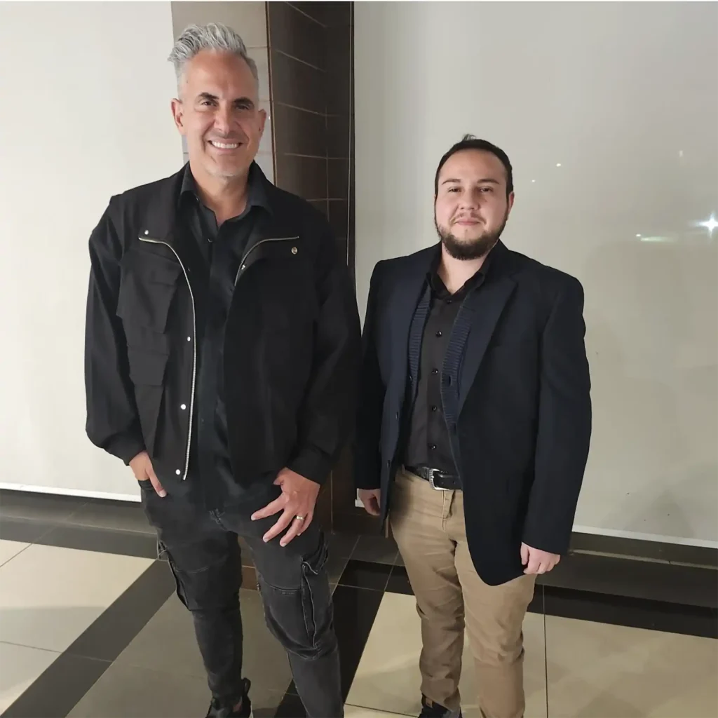 Ignacio Torres de Konverto junto a Jürgen Klaric en evento de IA en marketing