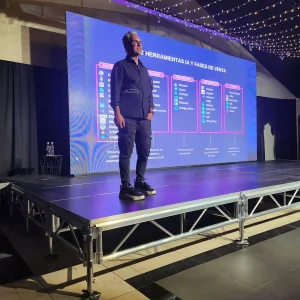 Jürgen Klaric mostrando ejemplos prácticos de IA en marketing de redes sociales