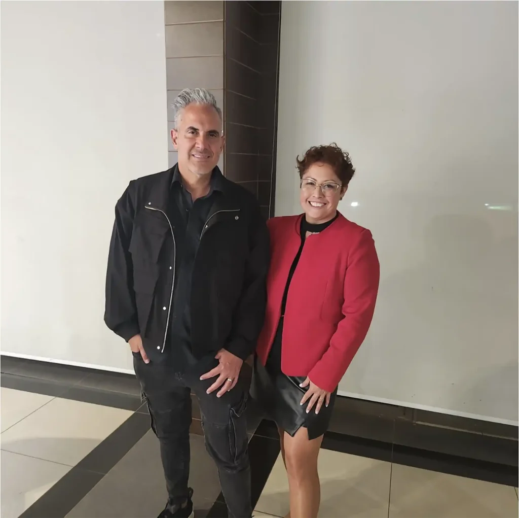 Laura Campos de Konverto con Jürgen Klaric en el evento sobre IA en marketing