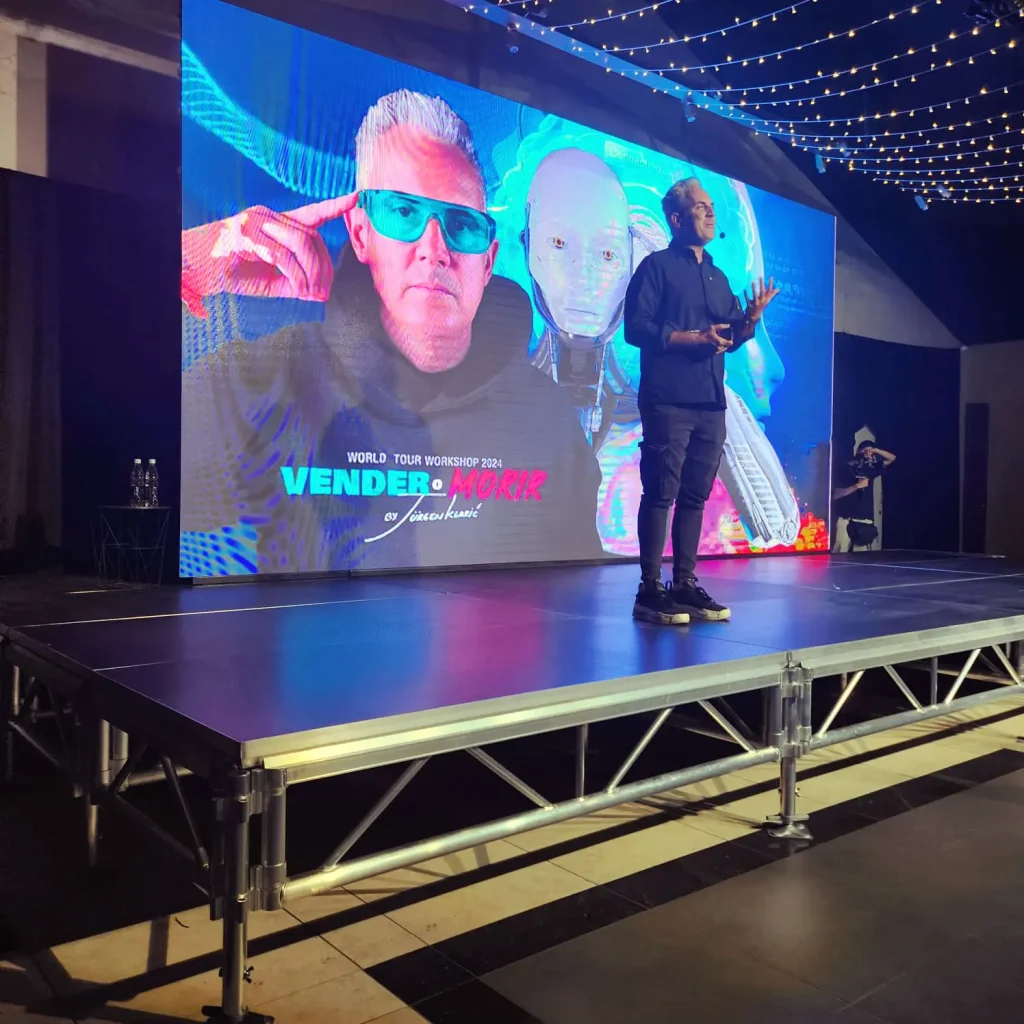 Jürgen Klaric en el escenario hablando sobre IA en marketing durante el evento Vender o Morir